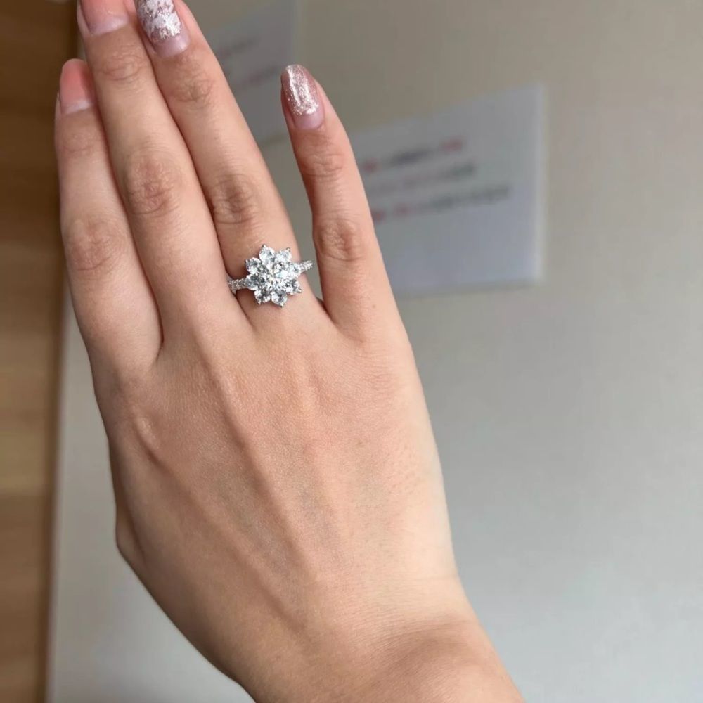 TRADED                               Moissanite Luxury Sun Flower Ring 2.0 Carat